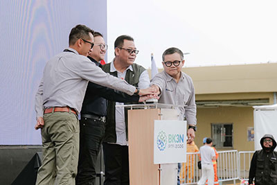 The opening of BK3N 2026 at PTFI was marked with a button press by PTFI President Director Tony Wenas (second from left). He was joined by Jimmy Purba (far left), chairman of the BK3N 2026 Committee for the Gresik Smelter area; Sigit Priyanto (second from right), head of the East Java Provincial Manpower and Transmigration Office; and Sony Suryanto (far right), PTFI deputy chief mining engineer.