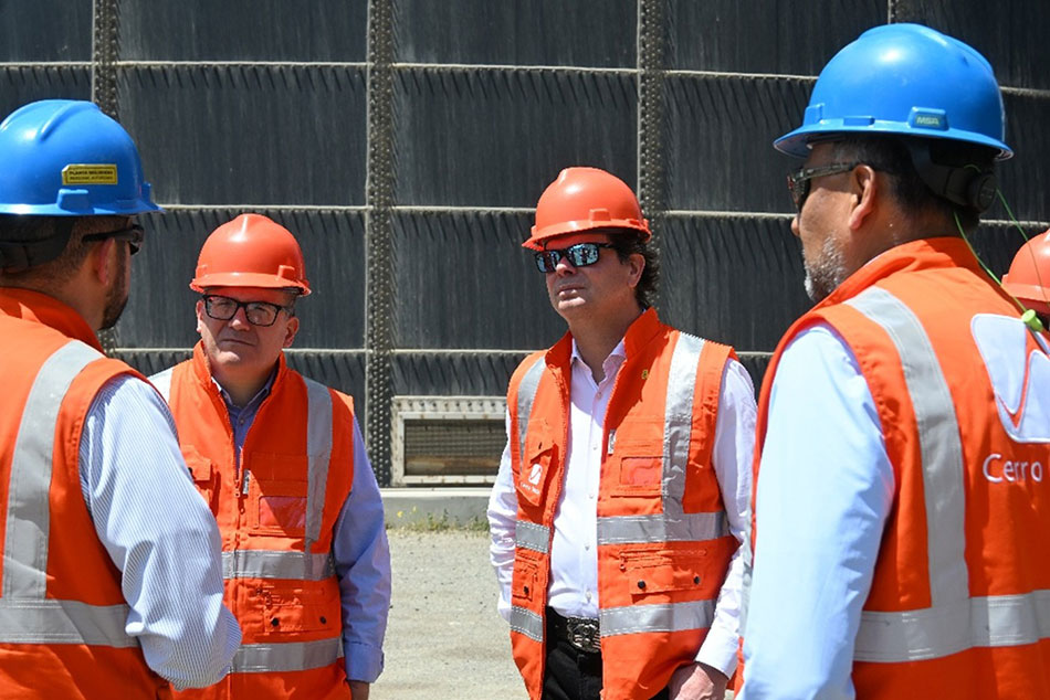 U.S. Ambassador Bernardo Navarro (center) toured the wastewater treatment plant Cerro Verde operates in Arequipa.