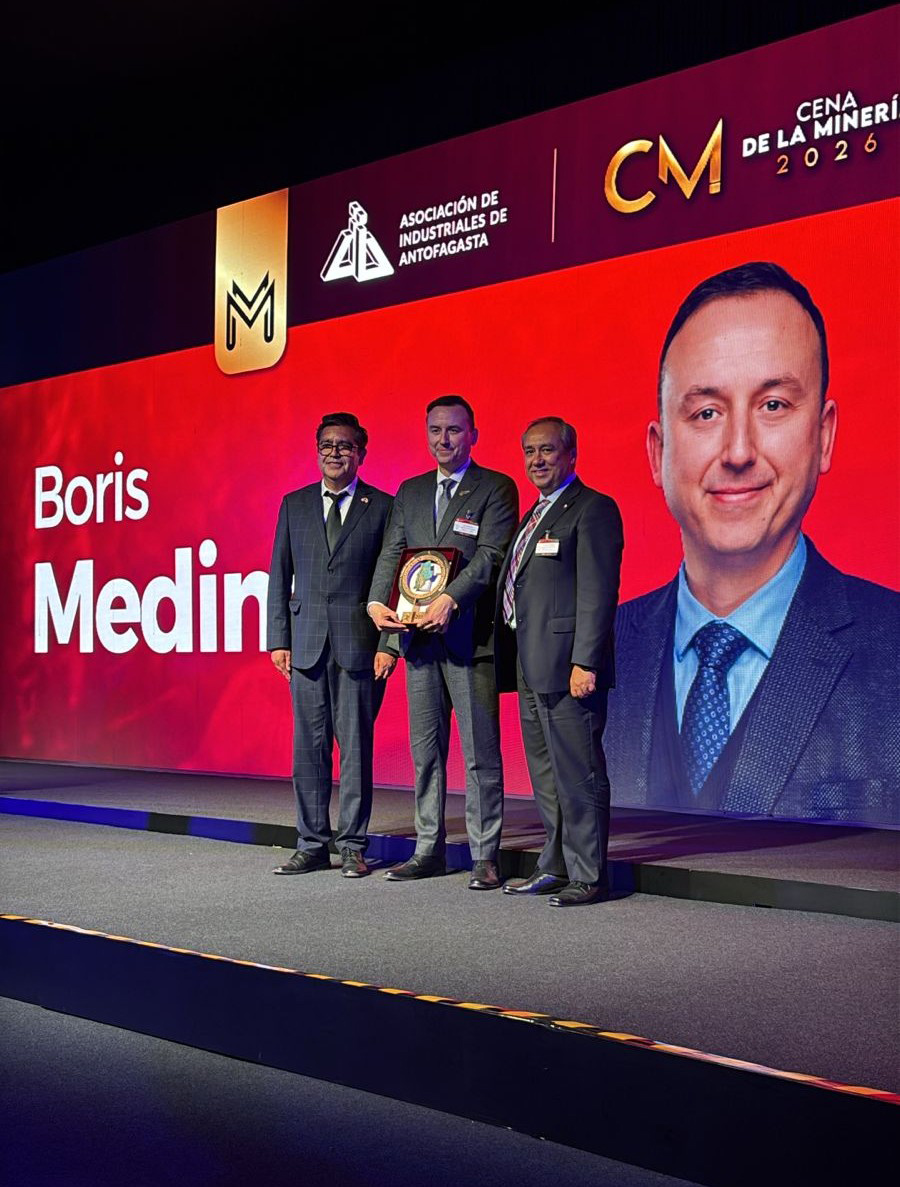 El Abra President Boris Medina, center, recently received the Radoslav Razmilic Award.